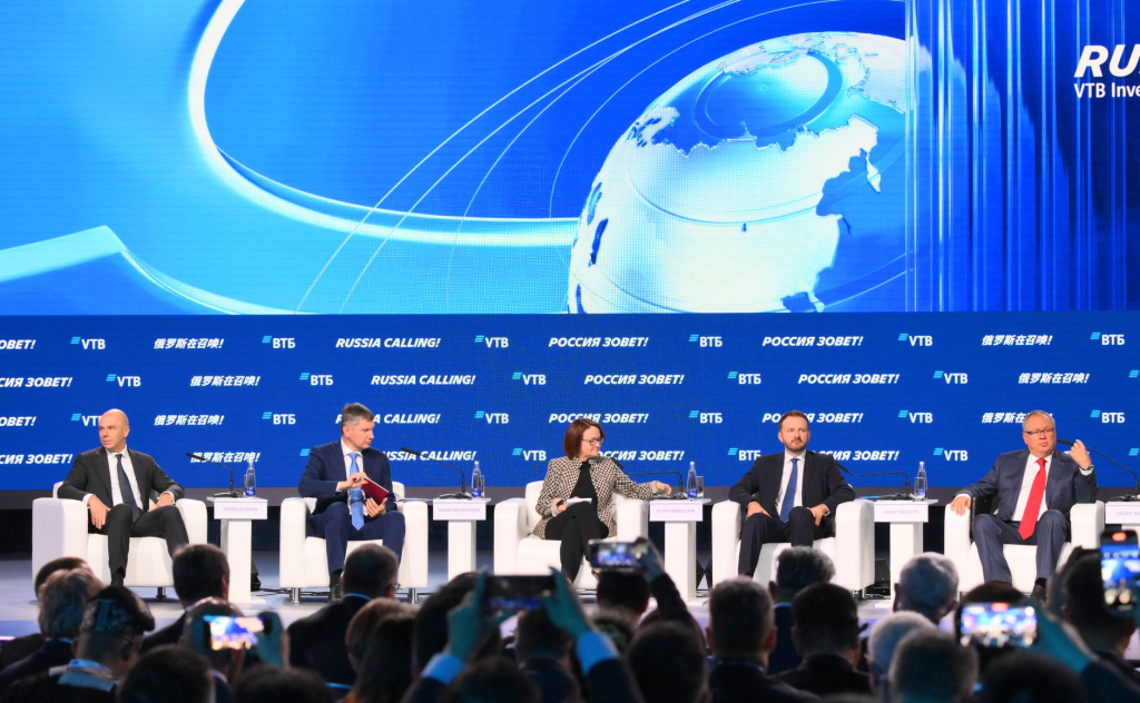 Präsident Putin, Minister und Spitzenmanager zu westlichen Firmen in Russland