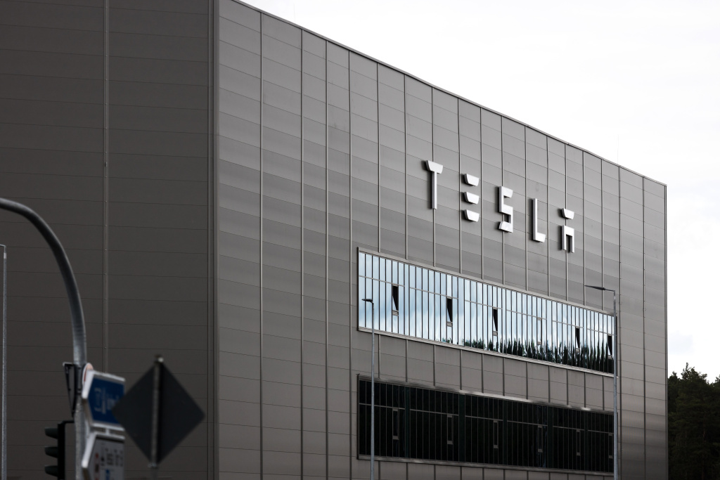 У Tesla села батарейка