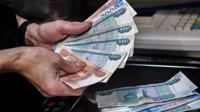 Weniger Bar, mehr Yuan: Wie Russen Geld ins Ausland bringen